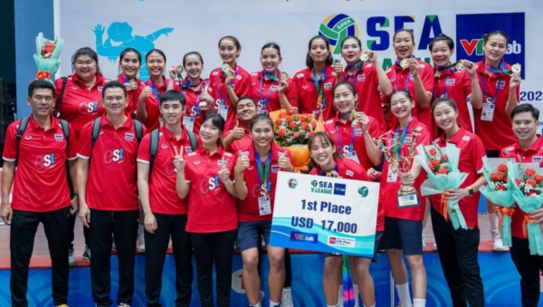Thai-female-volleyball-players-gather-after-the-match-against-Vietnam-in-the-SEA-V.League