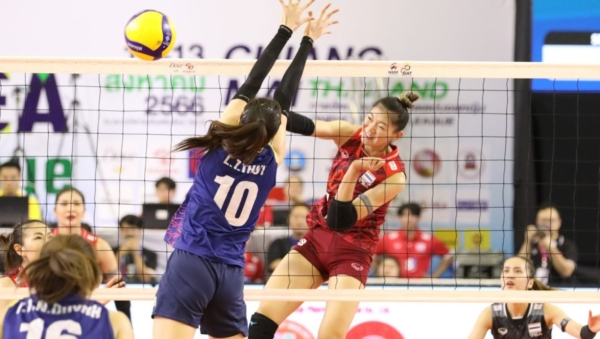 The-Thai-womens-volleyball-team-blocked-a-spike-from-Vietnam-in-the-SEA-V.League-match-with-all-their-might