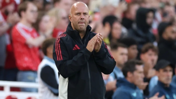 Arne-Slot-on-the-touchline-giving-instructions