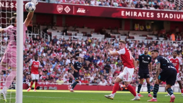 Arsenal-striker-Jokeres-scores-against-Athletic-Club-goalkeeper