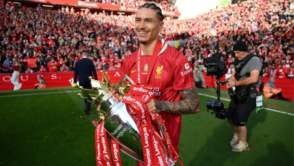 Darwin-Nunez-holding-Premier-League-trophy-on-pitch