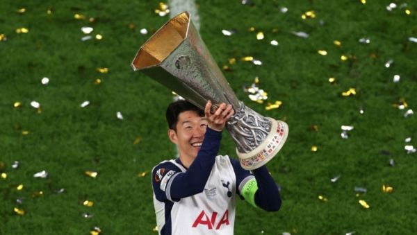 Son Heung-min celebrates goal in final Spurs season