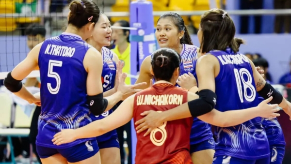 Thai-national-team-players-gathered-to-applaud-after-scoring-an-important-goal