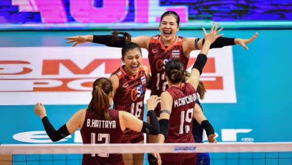 The-Thai-womens-national-volleyball-team-celebrates-their-points-with-teamwork