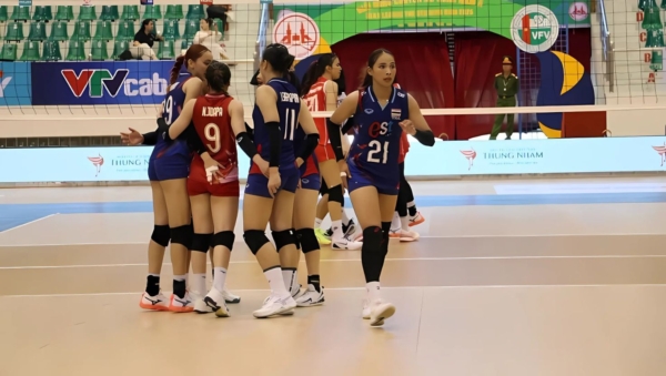 The-Thai-womens-national-volleyball-team-gathers-on-the-field-during-the-SEA-V.League-competition