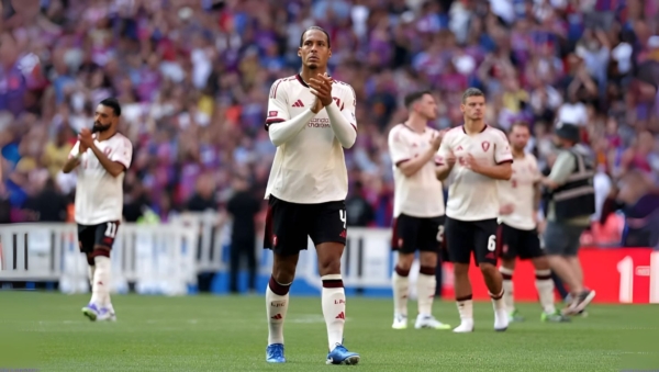Virgil van Dijk signals to teammates during the Community Shield at Wembley