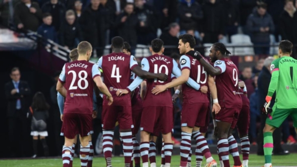 West-Ham-United-players-stand-together-before-their-Premier-League-match